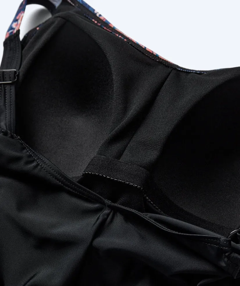 Watery badedragt plus size til damer m. blomster - Vale - Sort/lilla